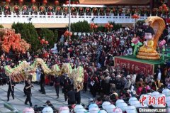 美国各族裔民众在佛光山西来寺共